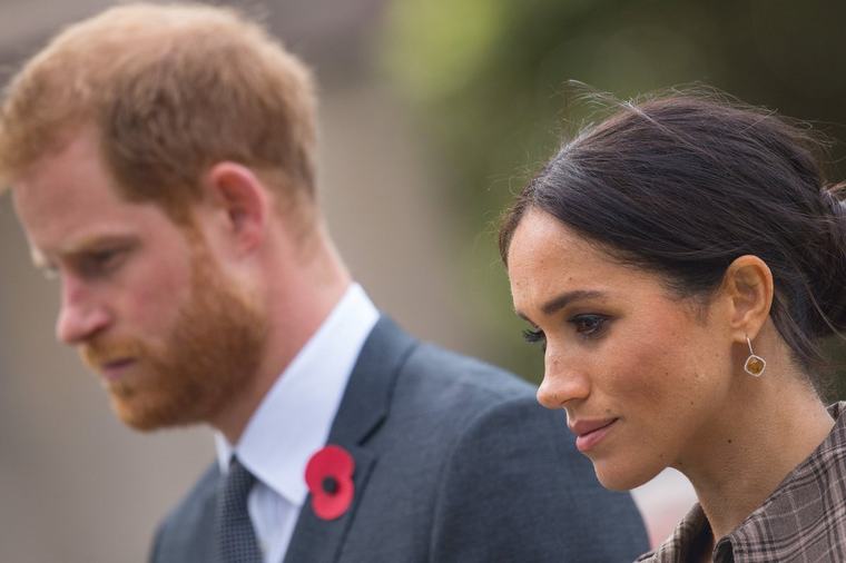 Harry ja Meghani uut Suurbritannia elukohta varjutab ebakindlus. Paaril võib püsiva kodu leidmiseks minna üle aasta