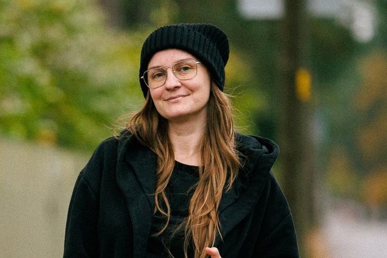 Carola Madis leinab enda ja Eeva Esse-Sõõrumaa sõprust. „Saan aru, et teisele poolele see nii oluline ei olnud“