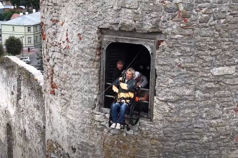 VIDEO | Ratastoolis mees laskus Haapsalu lossitornist alla