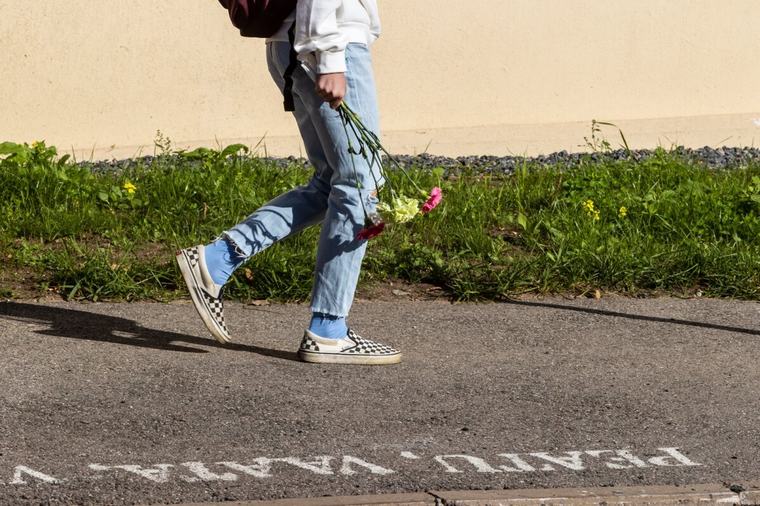Riigi korraldatud viimase hetke teadmatus koolikohtadega lükkab lubamatu stressi Eesti peredele