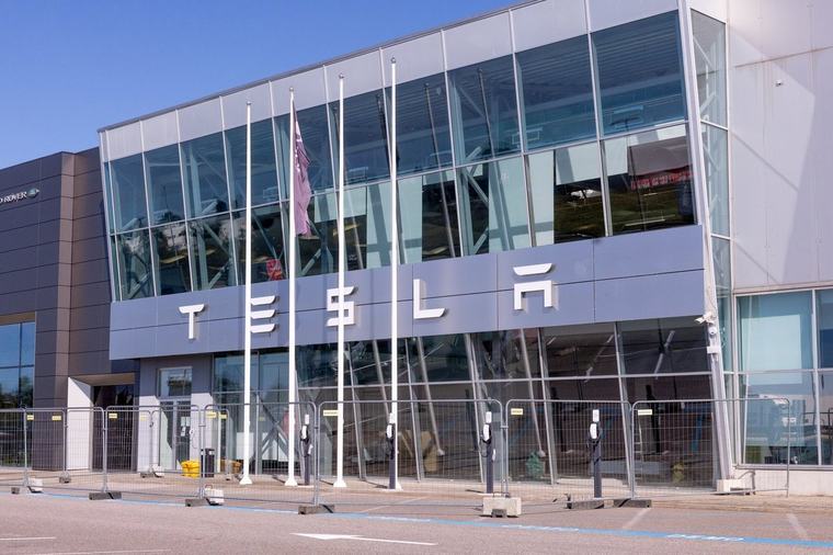 FOTOD | Suur logo reetis Tesla plaani. Ettevõte avab Eestis alalise esinduse