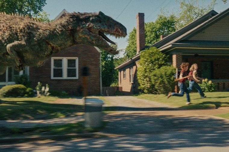 ARVUSTUS | USA perekonna halli argielu pöörab pea peale dinosauruste saabumine koduõuele